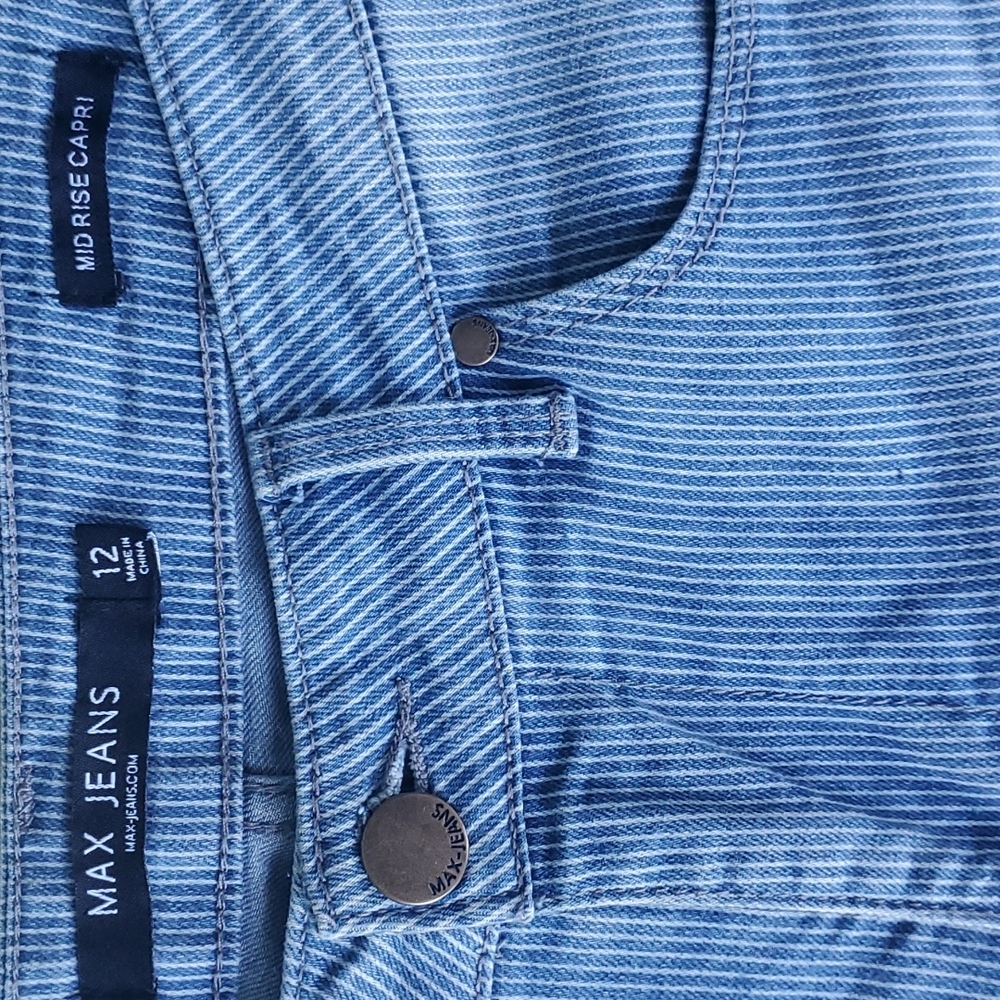 MAX JEANS- MID RISE CAPRI'S - Picture 2 of 6